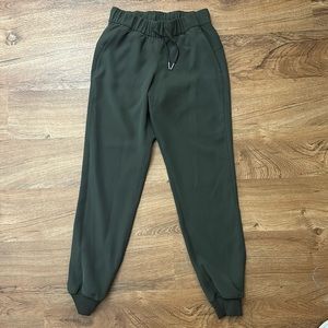 Lululemon On The Fly Mid-Rise Jogger Size 6 Army Green